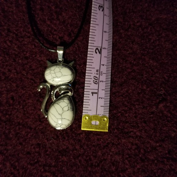 NWOT, white howlite gemstone cat pendant, silver plate on black cord, artisan - Picture 3 of 4